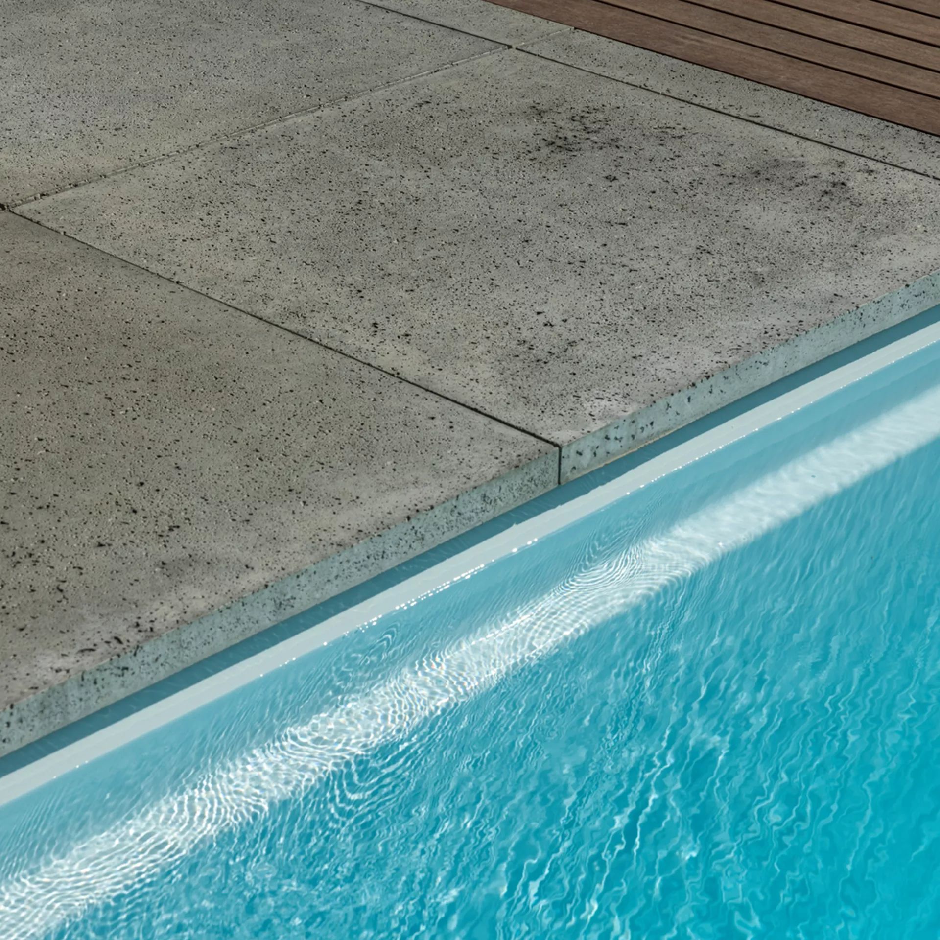 Dalles de jardin TRAVINA avec structure fine en travertin