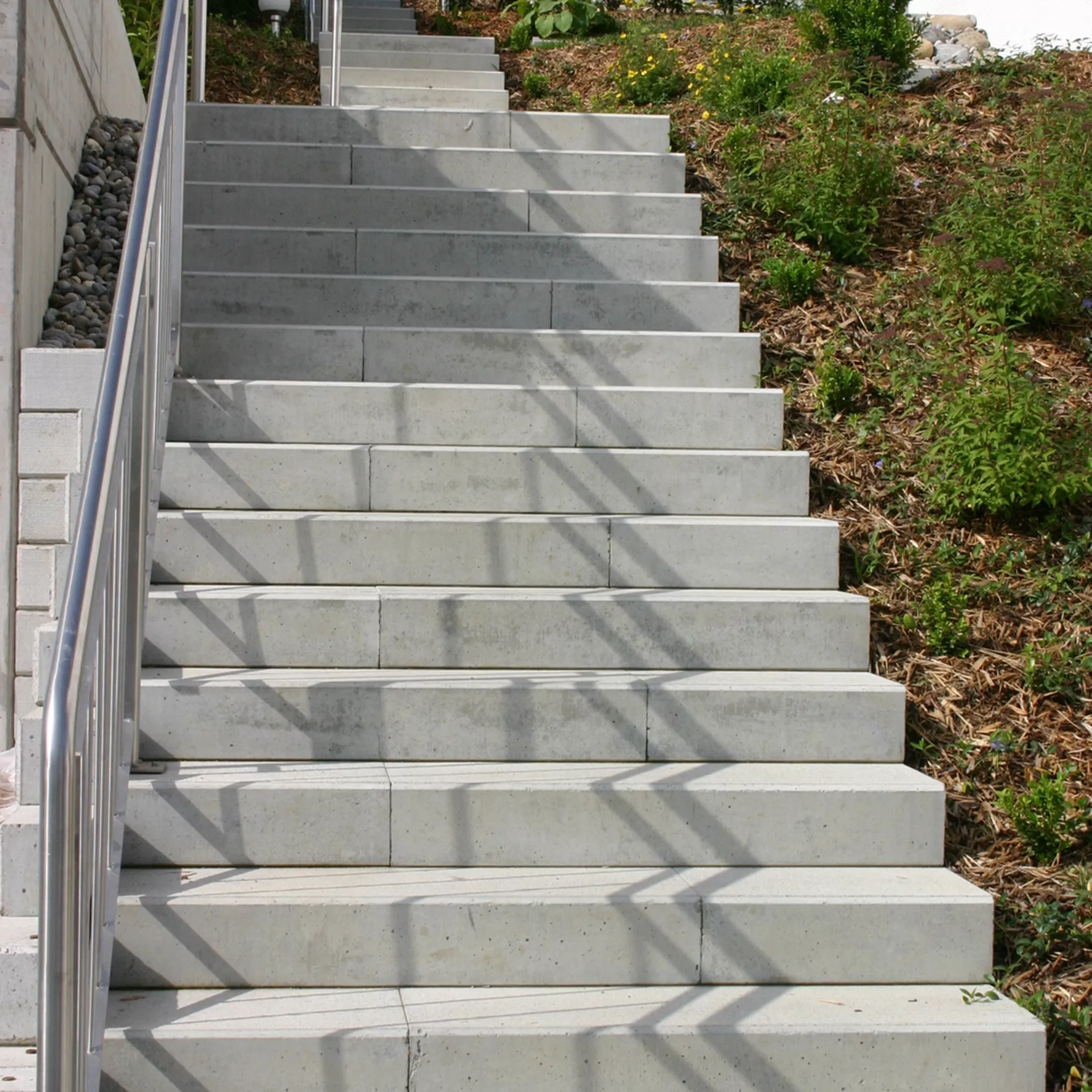 Marches d'escalier pleines FROSTA sablées