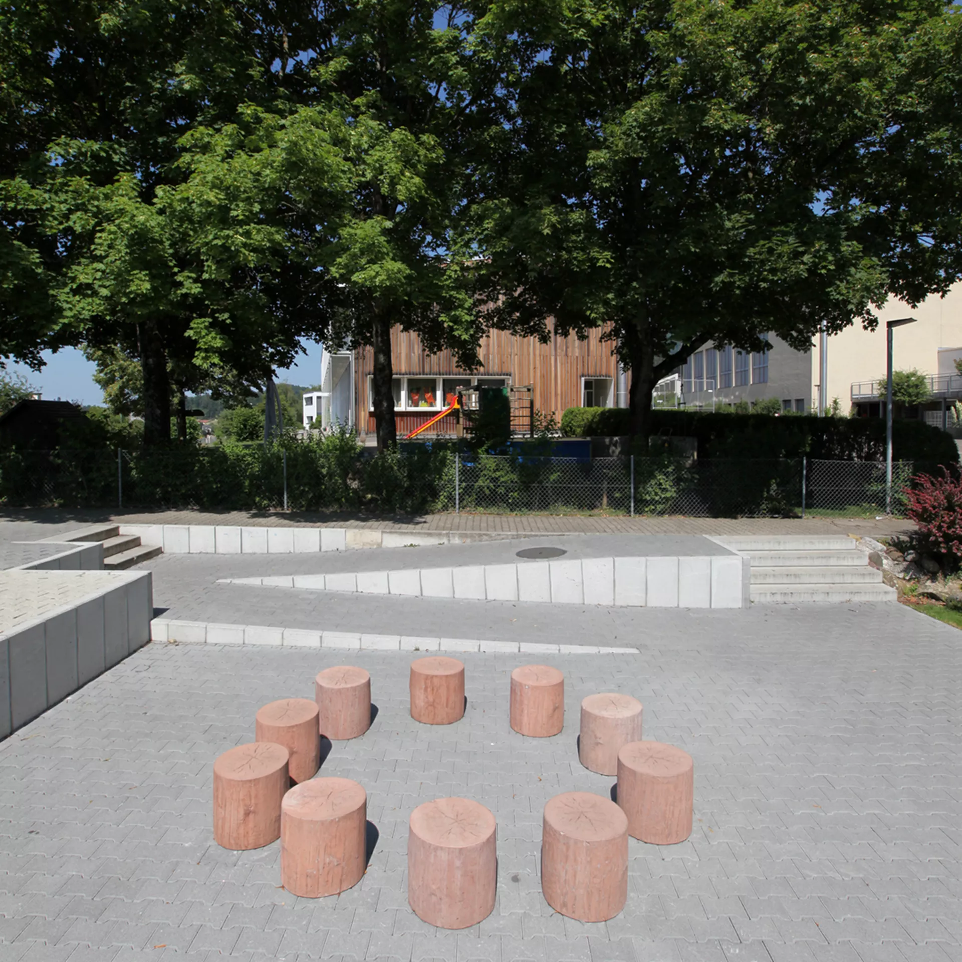 LENIA Hocker mit Holzstruktur