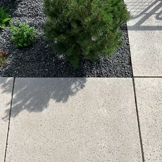 Dalles de jardin TRAVINA avec structure fine en travertin