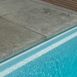 Dalles de jardin TRAVINA avec structure fine en travertin