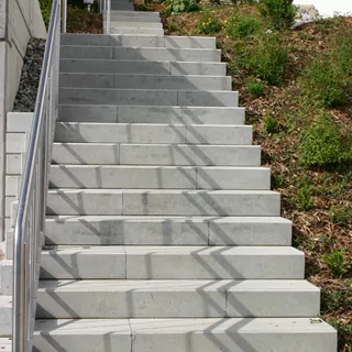 Marches d'escalier pleines FROSTA sablées