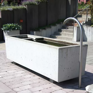 BAUERNHOF Brunnentröge